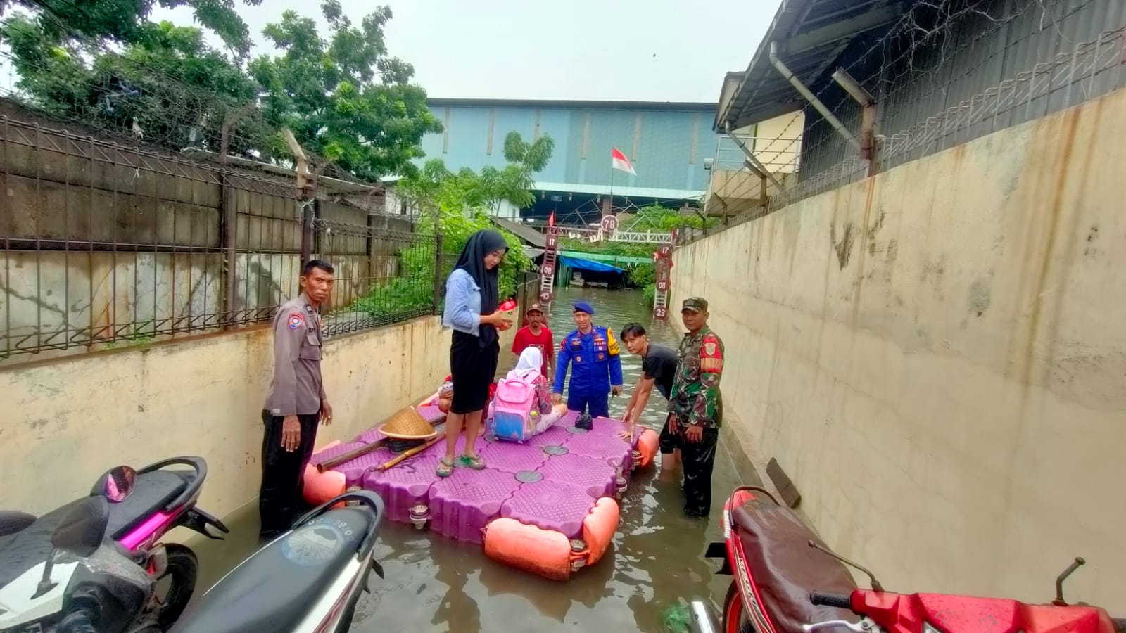 Pantau Lokasi Banjir, Babinsa, Bhabinkamtibmas Bersama Tiga Pilar Bantu Evakuasi Warga