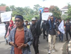 Gedung KPU Lebaķ Banten Didemo Masa