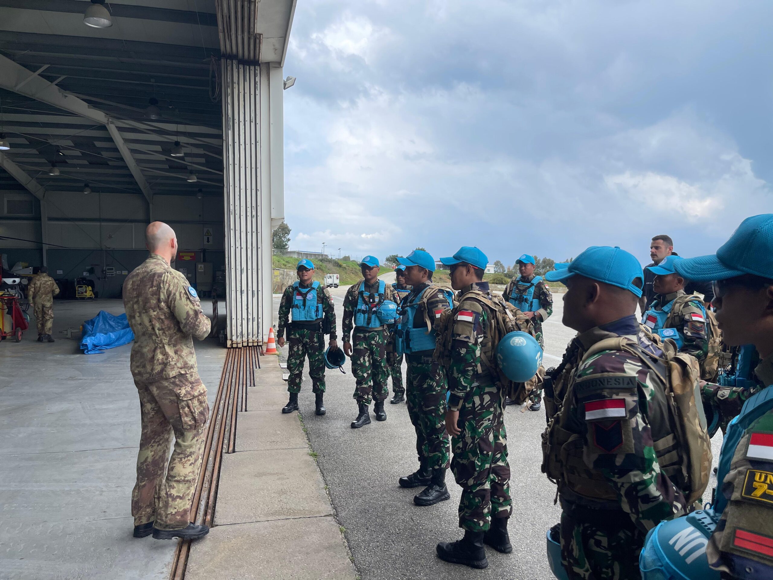 Tingkatkan Kemampuan, Prajurit Garuda Laksanakan Latihan Penanggulangan Kebakaran.