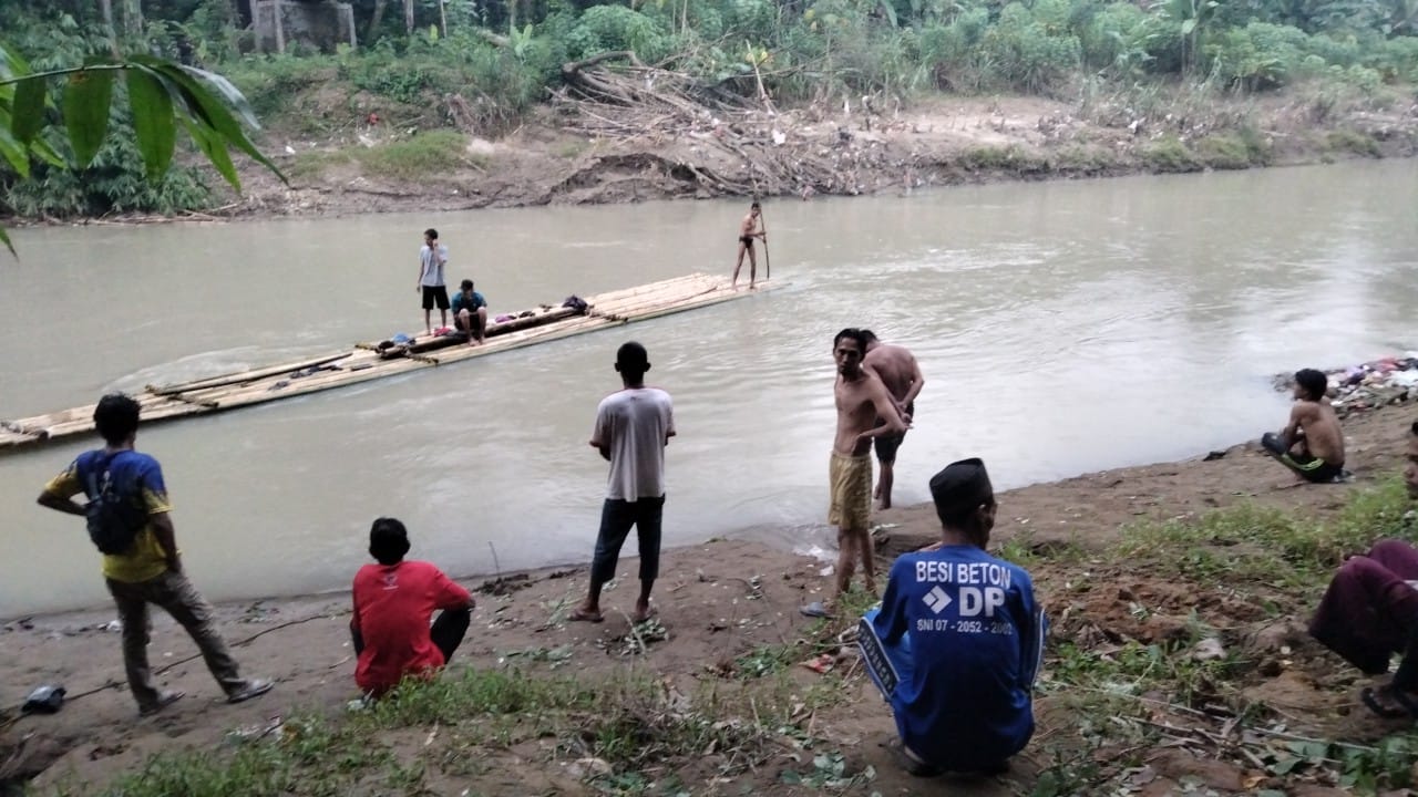 HEBOOOH,PENCARIAN DUA ANAK KECIL HANYUT DI SUNGAI CISIMET BELUM DITEMUKAN