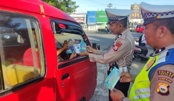 Polantas Takalar Bagi-bagi Brosur dan Stiker di Operasi Keselamatan Pallawa 2024, Ini Tujuannya