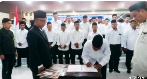 Camat Langsa Kota Resmi Lantik Dan Ucap Sumpah Tuha Peut Dari Enam Gampong Masa Bhakti 2024-2030.