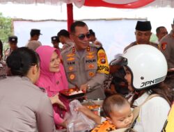 POLDA KEPRI BERBAGI KEBAHAGIAAN DI BULAN SUCI RAMADAN DENGAN MEMBAGIKAN TAKJIL DAN MENGADAKAN PASAR MURAH