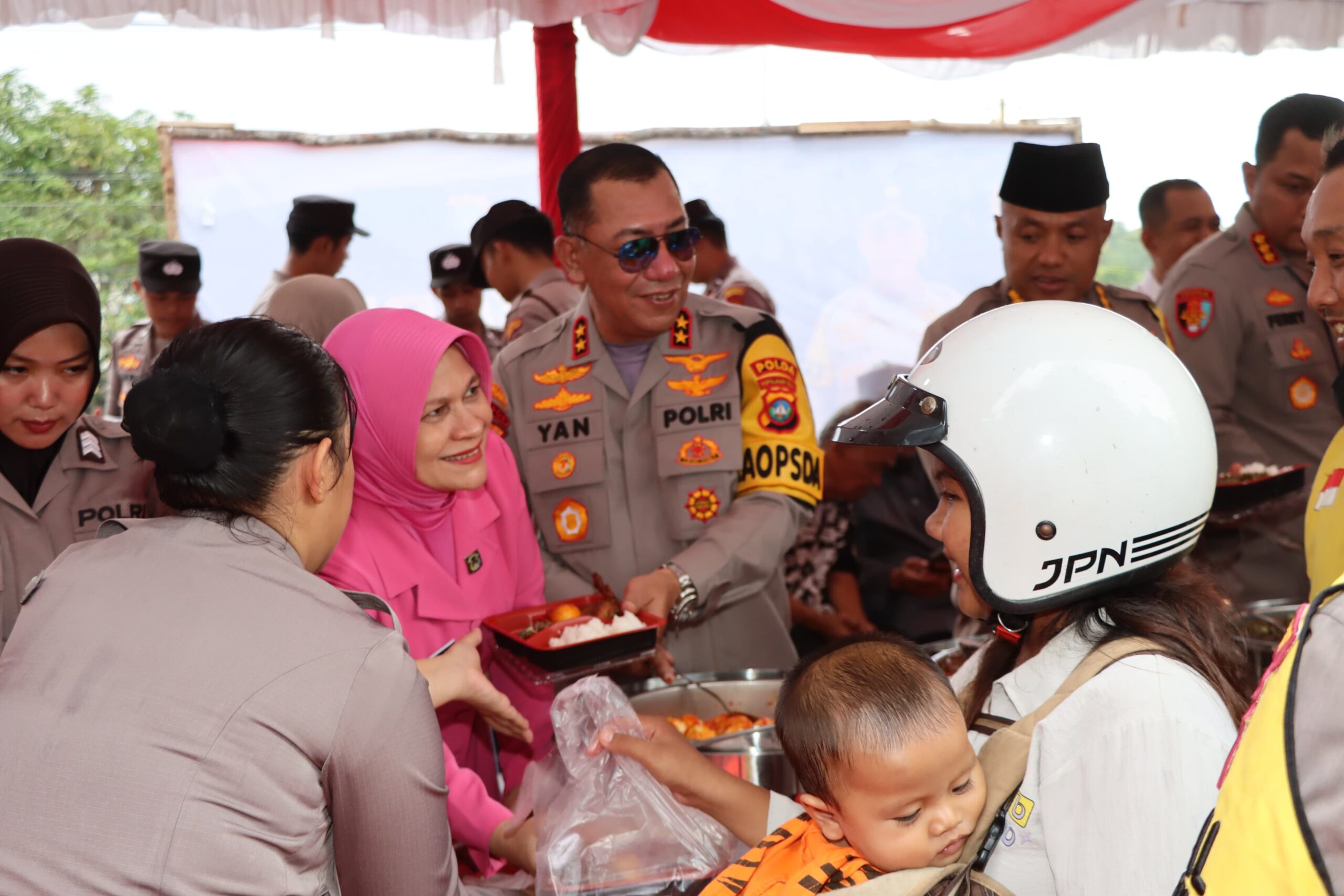 POLDA KEPRI BERBAGI KEBAHAGIAAN DI BULAN SUCI RAMADAN DENGAN MEMBAGIKAN TAKJIL DAN MENGADAKAN PASAR MURAH