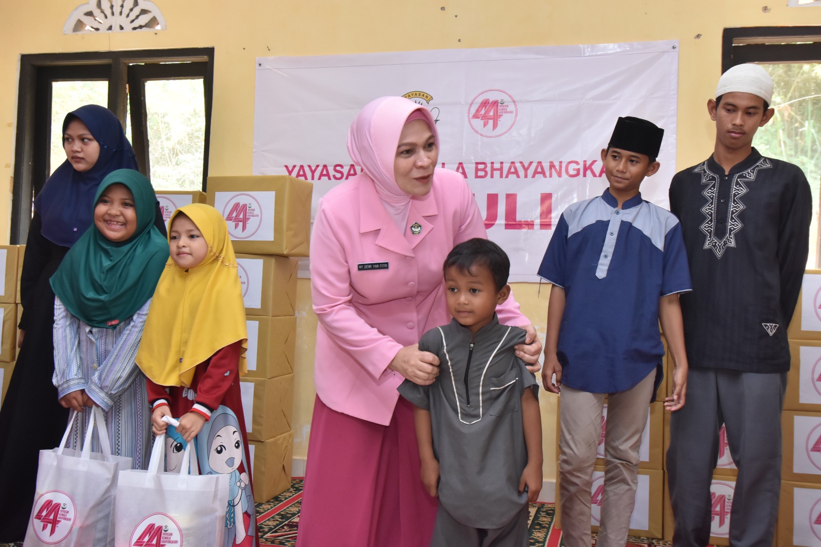 MEMPERINGATI HUT KE 44, YAYASAN KEMALA BHAYANGKARI DAERAH KEPRI BERBAGI TALI ASIH DIBULAN SUCI RAMADAN