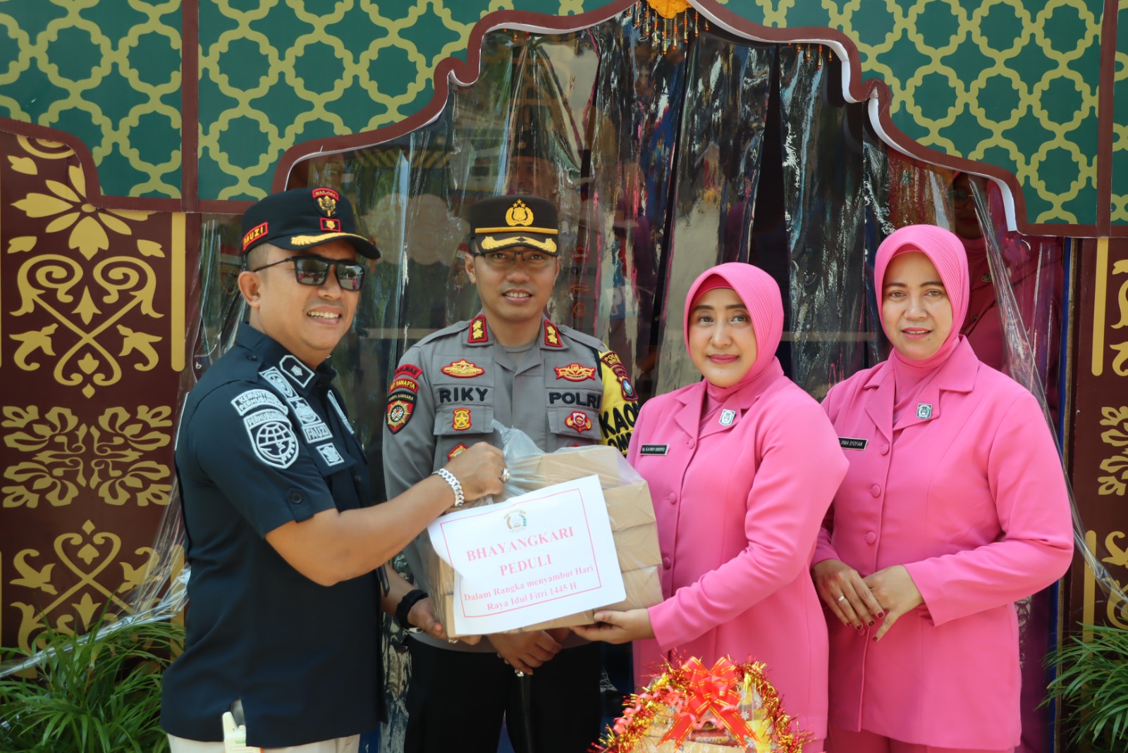 Peduli Personel Tugas Pengamanan Pos, Kapolres Bintan dan Ketua Bhayangkari Bintan Berikan Tali Asih.