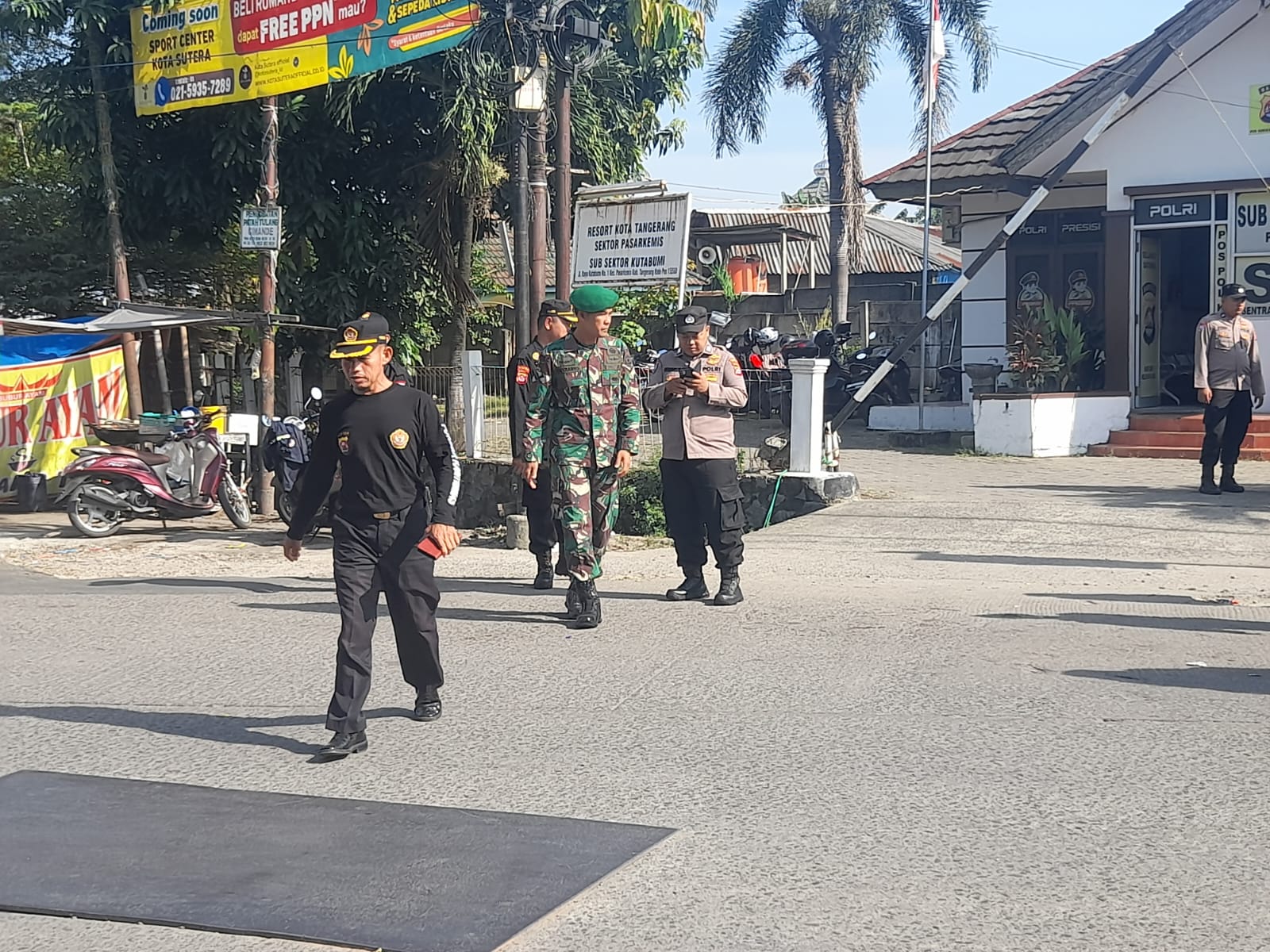 Anggota Koramil 11/Pasar kemis Pantau Dan Monitoring Kondisi Arus Mudik Di Dua Lokasi Pos PAM