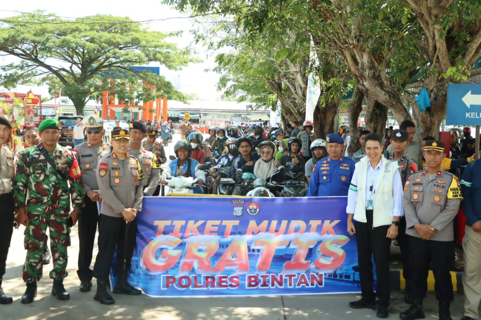 Lagi, Kapolres Bintan Berikan Tiket Gratis Untuk Masyarakat Balik Setelah Lebaran.