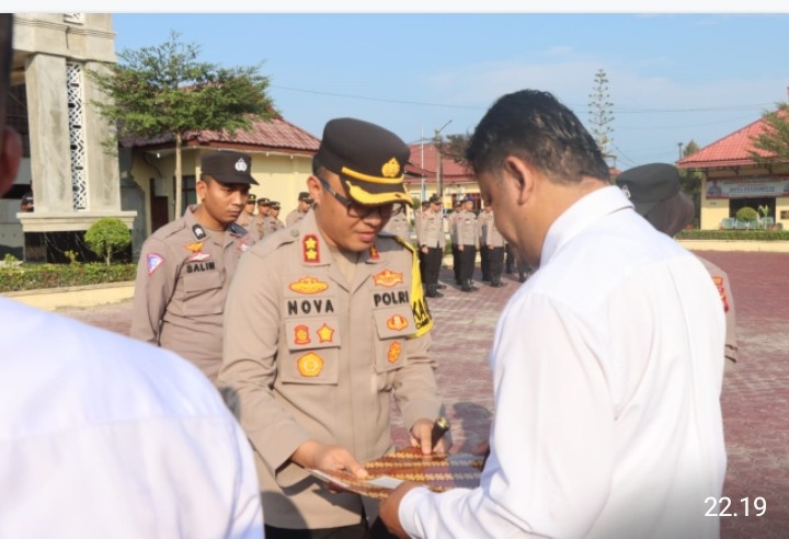 Bentuk Apresiasi, Kapolres Aceh Timur Beri Penghargaan Pada 26 Anggota Yang Berprestasi