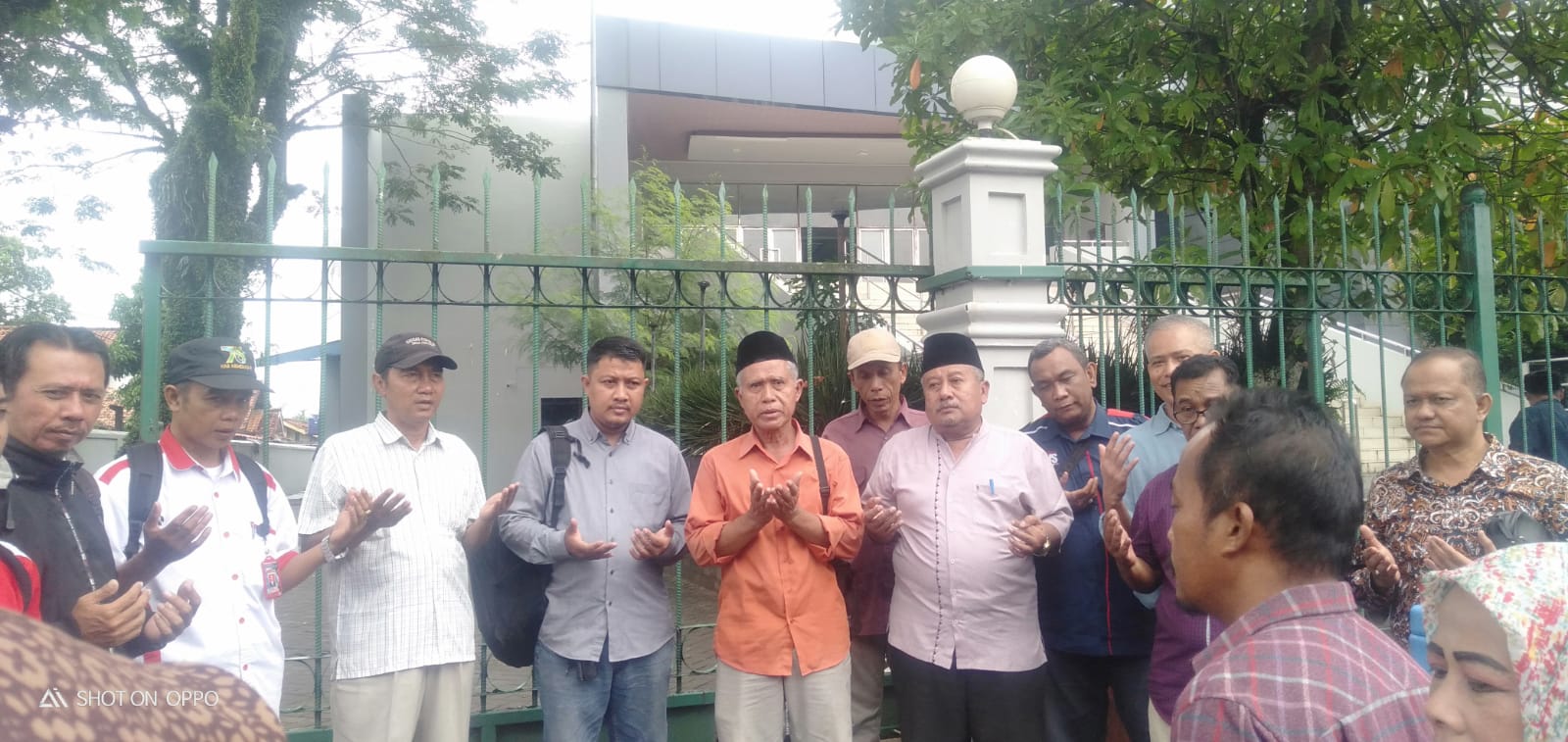 H. Akhmd Jajuli Bakal Calon Bupati Lebak Doa Berama Di Depan Masjid Agung  Rangkasbitung