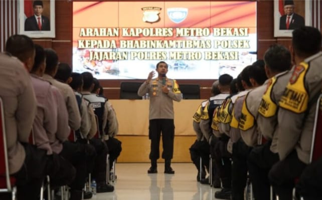 Bhabinkamtibmas Berperan Penting untuk lingkungkungan Kapolres Metro Bekasi memberi pengarahan dan Penghargaan