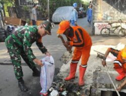 Karya Bakti Babinsa Matraman Bersama Petugas Kebersihan dan PPSU, Angkat Tumpukan Sampah