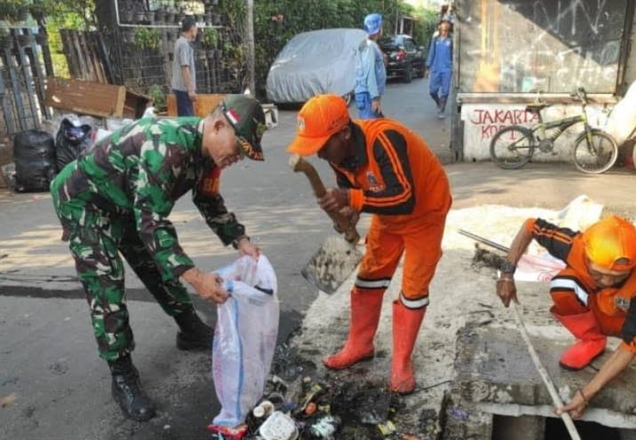 Karya Bakti Babinsa Matraman Bersama Petugas Kebersihan dan PPSU, Angkat Tumpukan Sampah