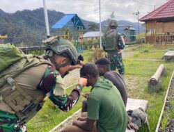 Ingin Ganteng dan Rapi, Pemuda Intan Jaya mengantri di Tk J2 Satgas Yonif 509 Kostrad untuk Pangkas Rambut.