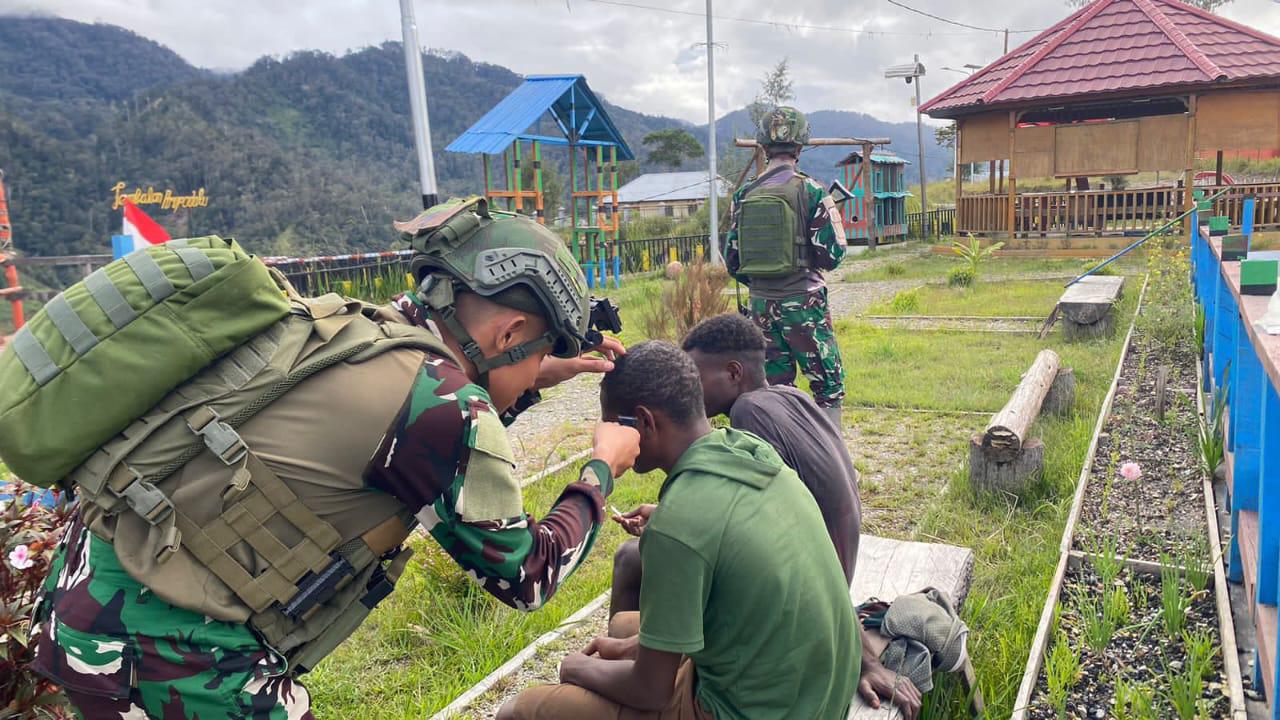 Ingin Ganteng dan Rapi, Pemuda Intan Jaya mengantri di Tk J2 Satgas Yonif 509 Kostrad untuk Pangkas Rambut.