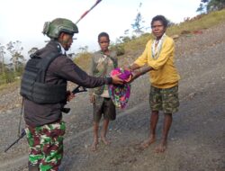 TK Bilogai berbagi baju layak pakai, senyum dan begitu senang masyarakat menerimanya.