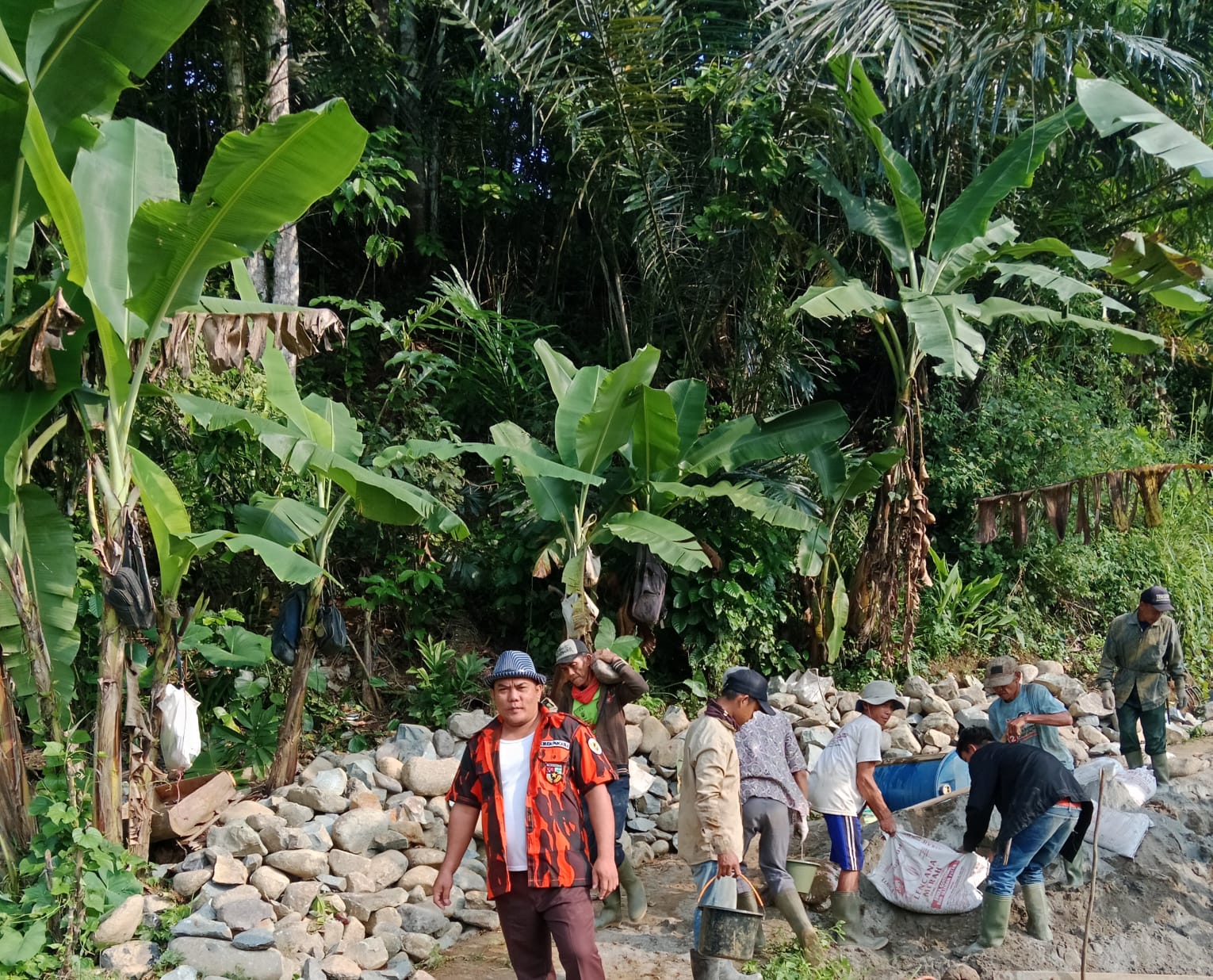 Ormas Pemuda Pancasila dan Warga Panggarangan Bangun Jalan Secara Swadaya