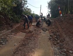 Tak kunjung di perbaiki warga Gotong Royong Warga Kampung Tua: Membangun Jalan Penghubung Demi Kemajuan Bersama