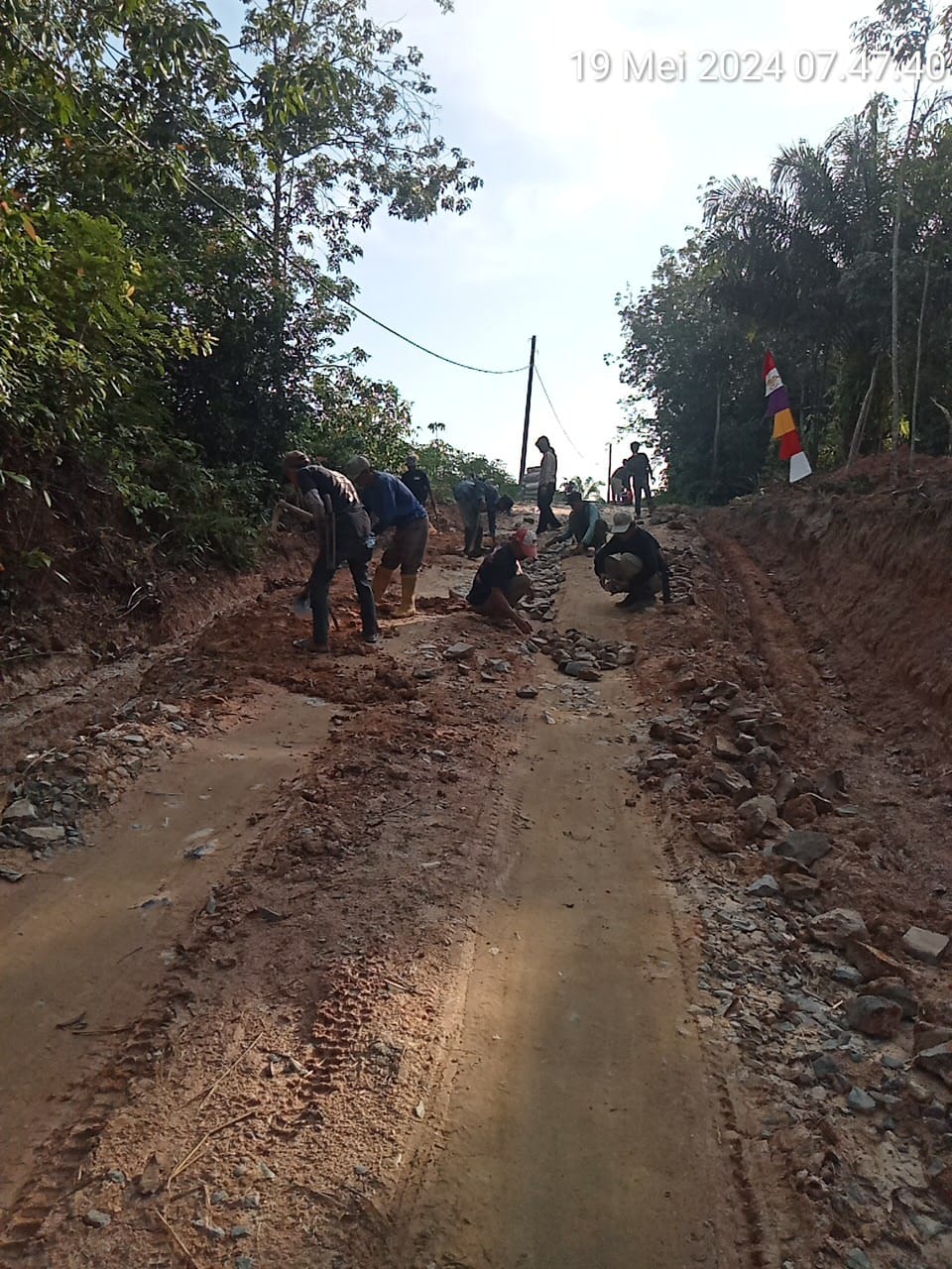 Tak kunjung di perbaiki warga Gotong Royong Warga Kampung Tua: Membangun Jalan Penghubung Demi Kemajuan Bersama