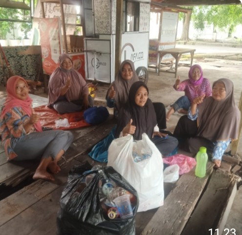 Ade Putra Wijaya Siregar. ST.MM. Kepala Dinas Kebersihan Kota Langsa Saling Membaur Sesama Bawahan nya      