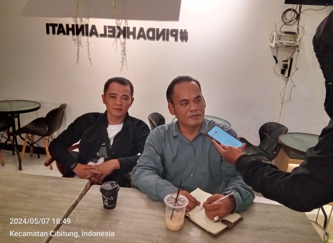 Raja Simatupang ketua DPD AWIBB Jabar dan Krisdiantoro bendahara DPC AWIBB Bekasi Raya pada saat diwawancarai di cafe Lain Hati 