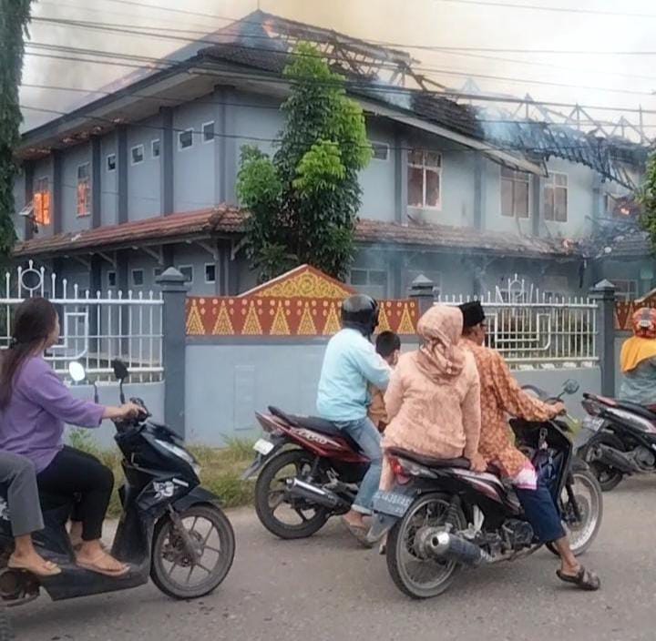 Gedung Asrama Putra SMA Negeri 3 Unggulan Kayuagung Terbakar Hebat