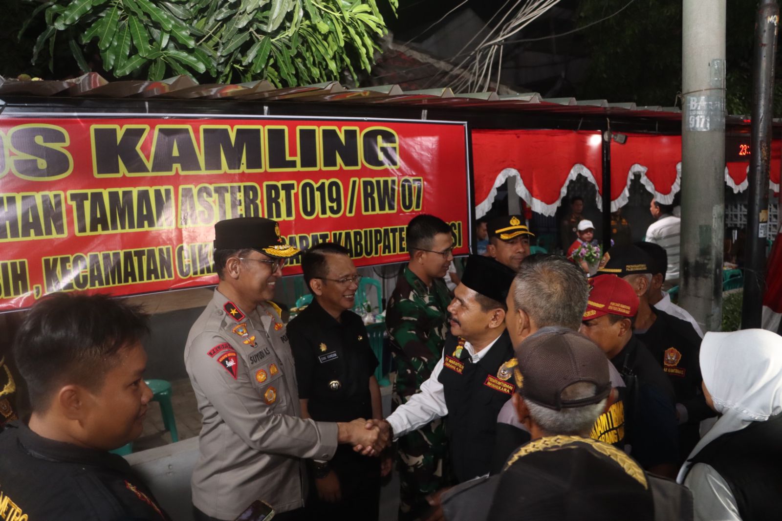 Kapolres Metro Bekasi Mendampingi Wakapolda Metro Jaya, Memipin Apel Patroli Skala Besar Dan Menyambangi Pos Satkamling