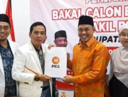 Bakal Calon Bupati Lebak Sanuji Pentamarta, Mengembalikan Formulir Pendaftaran Ke Kantor DPD PkS Lebak 