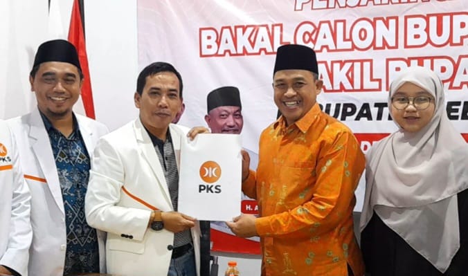 Bakal Calon Bupati Lebak Sanuji Pentamarta, Mengembalikan Formulir Pendaftaran Ke Kantor DPD PkS Lebak 