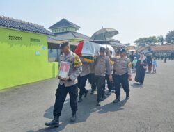 Kapolsek Pebayuran Pimpin Upacara Persemayaman Pengantaran dan Pemakaman Jenazah Almarhum Iptu Agus Suryadi 