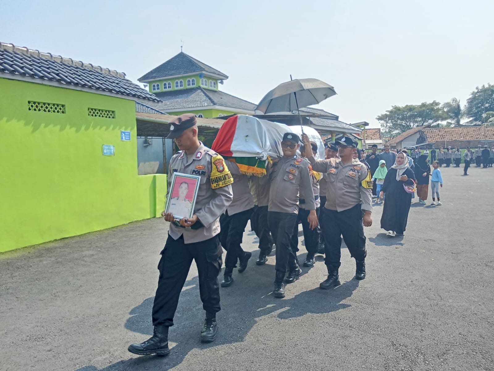 Kapolsek Pebayuran Pimpin Upacara Persemayaman Pengantaran dan Pemakaman Jenazah Almarhum Iptu Agus Suryadi 