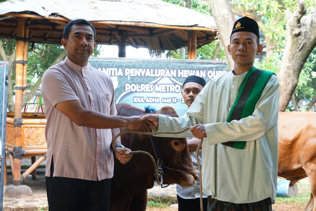 Kapolres Metro Bekasi Gelar Shalat Ied dan Rayakan Idul Adha 1445 H, Tekankan Persaudaraan dan Keamanan