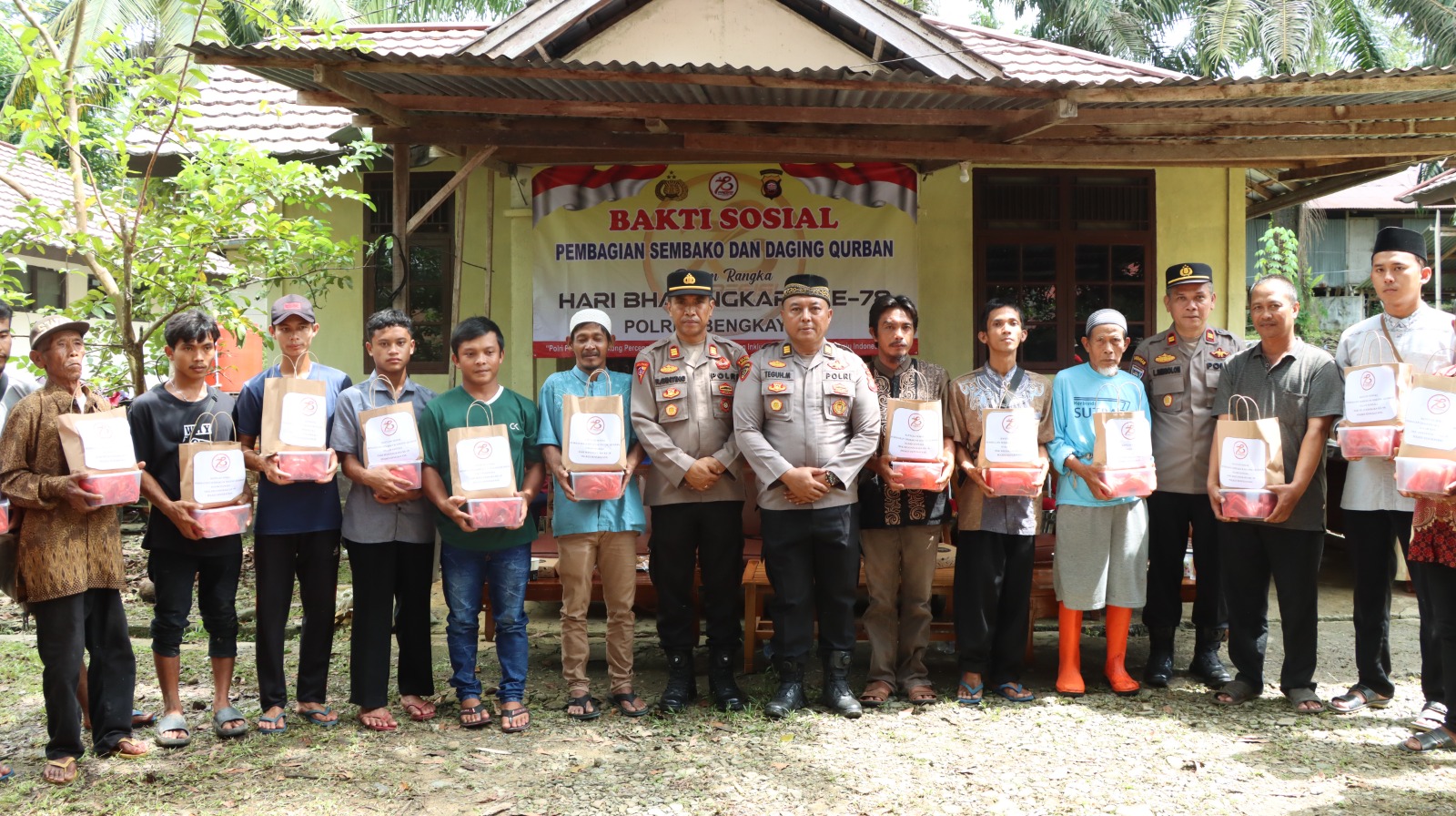 Jelang Hari Bhayangkara ke-78, Polres Bengkayang Gelar Baksos Pembagian Sembako dan Daging Kurban