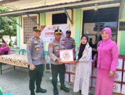 Dalam Rangka Hari Bhayangkara ke -78 , Polres Metro Bekasi Bersama Polsek Muaragembong Giat Bakti Sosial Bagikan Sembako Pada Warga Pantai Mekar .