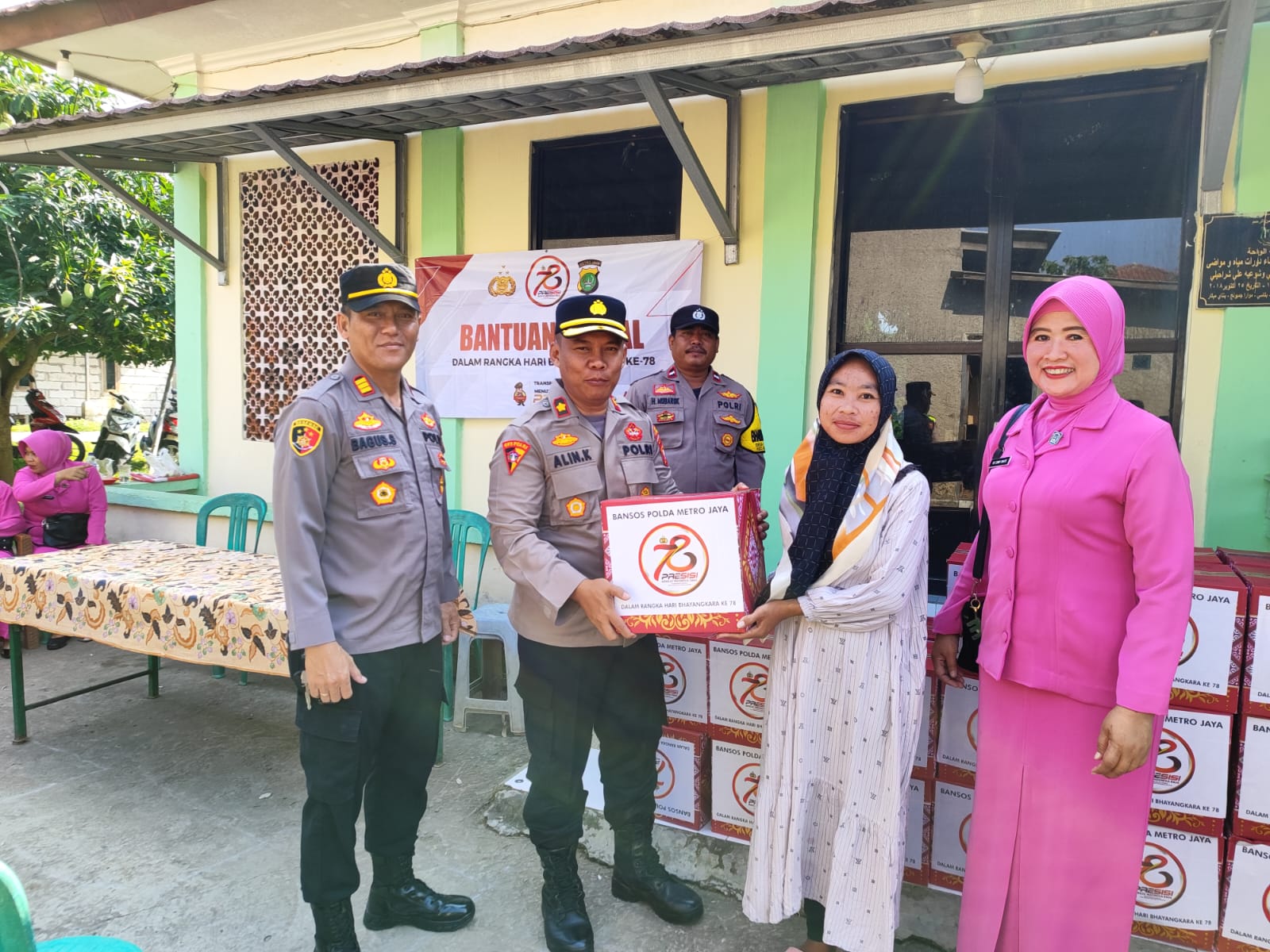 Dalam Rangka Hari Bhayangkara ke -78 , Polres Metro Bekasi Bersama Polsek Muaragembong Giat Bakti Sosial Bagikan Sembako Pada Warga Pantai Mekar .