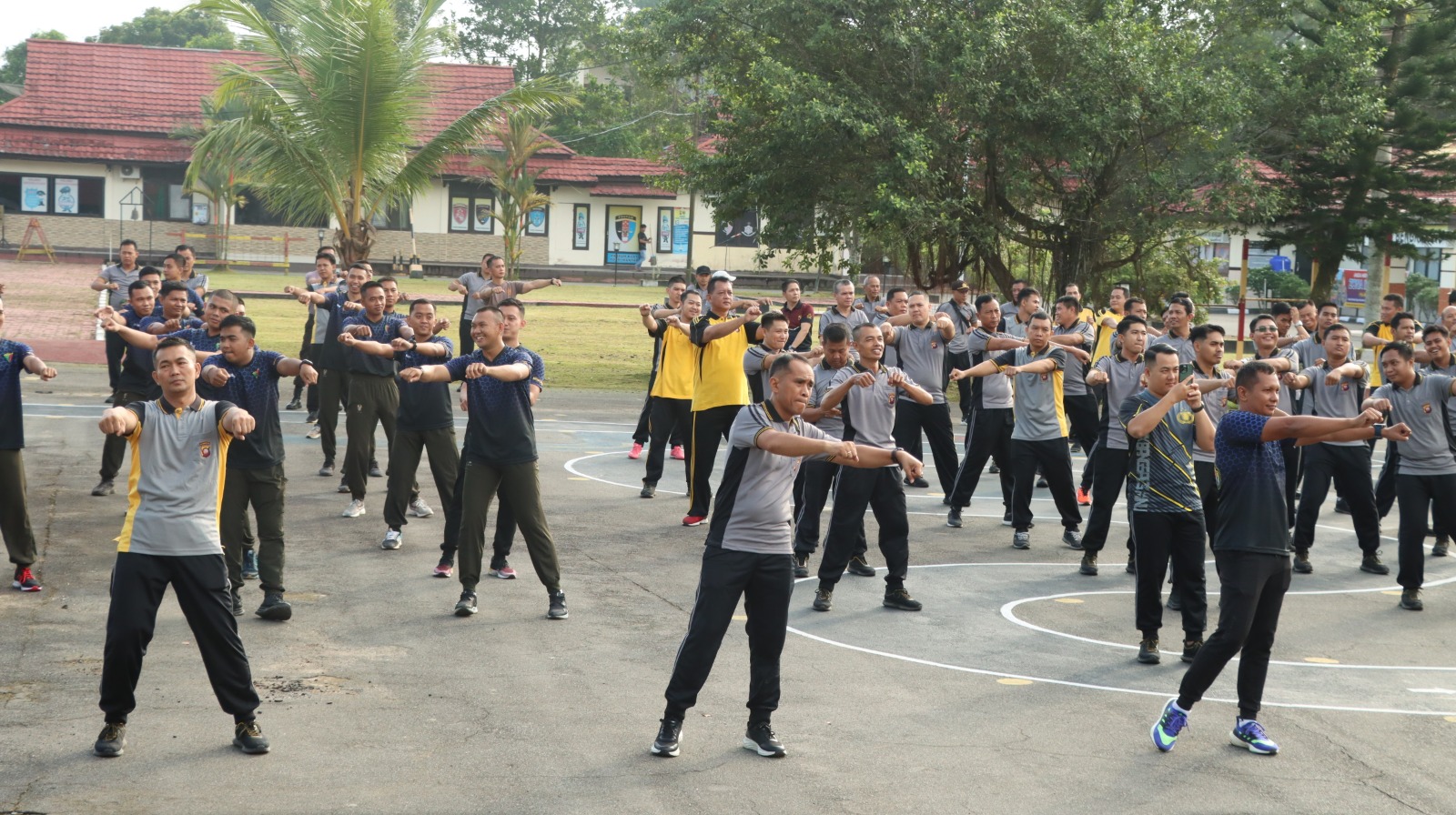 HUT Bhayangkara ke-78, Polres Bengkayang Gelar Olahraga Bersama Personel TNI