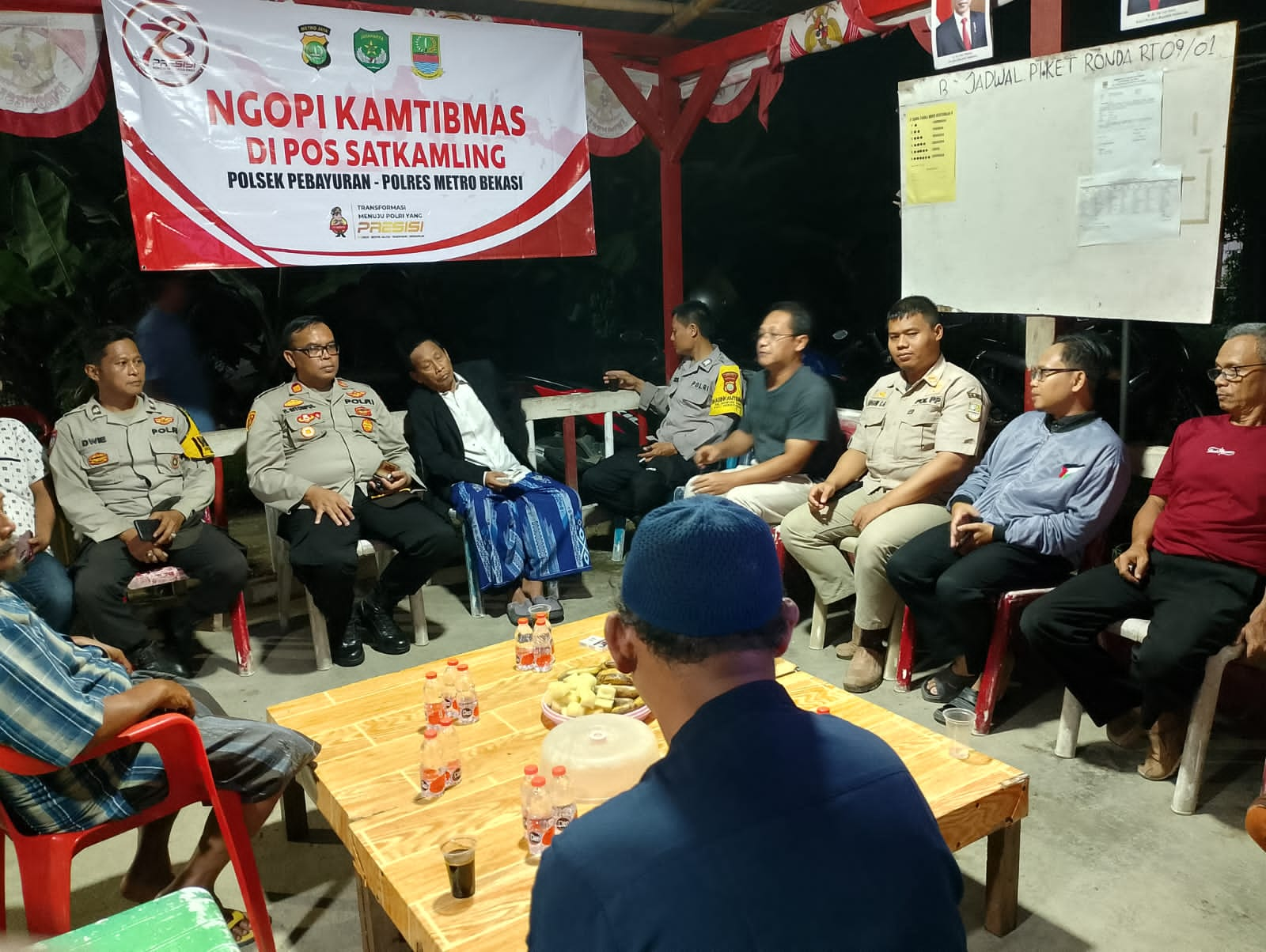 Kapolsek Pebayuran Melaksanakan Giat Ngopi Kamtibmas di Pos Satkamling dan Berikan Penyuluhan Kepada Warga Untuk Tidak Terlibat Judi Online 