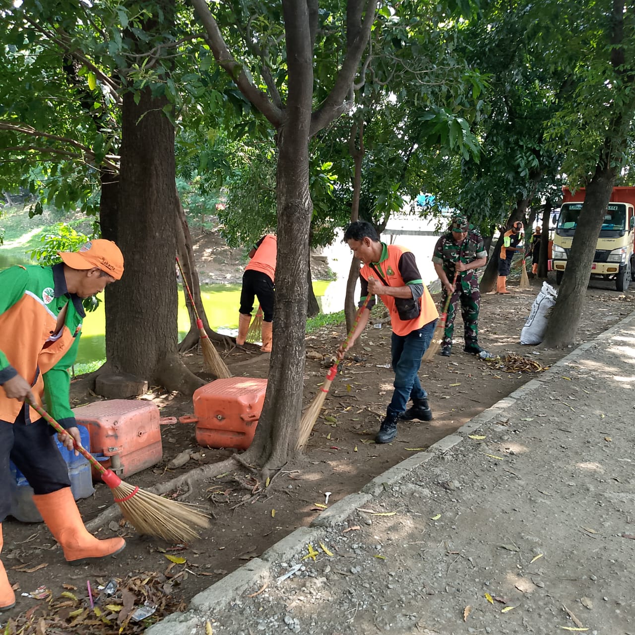 Peduli Kebersihan Area Danau Pinus Elok, Babinsa Koramil Cakung Bersama Dinas Kebersihan