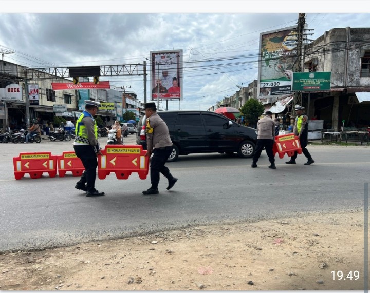 Tekan Lakalantas, Satlantas Polres Aceh Timur Pasang Water Barrier di Simpang Empat Peureulak