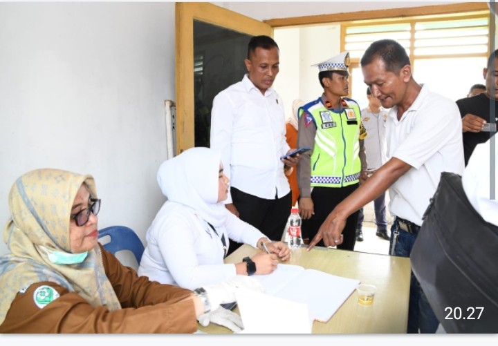 Petugas Gabungan Tes Urin Sopir Angkutan Umum di Terminal Peureulak.