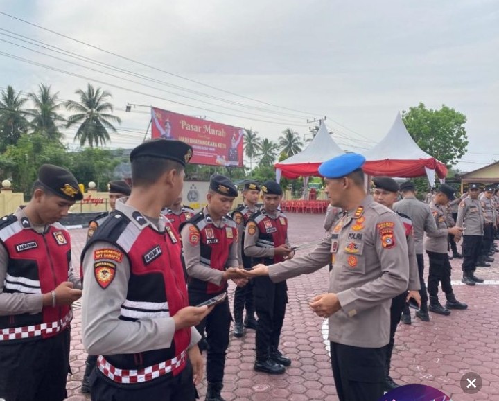 Usai Apel Pagi Plt. Kasi Propam Polres Aceh Timur Mendadak Cek HP Anggota