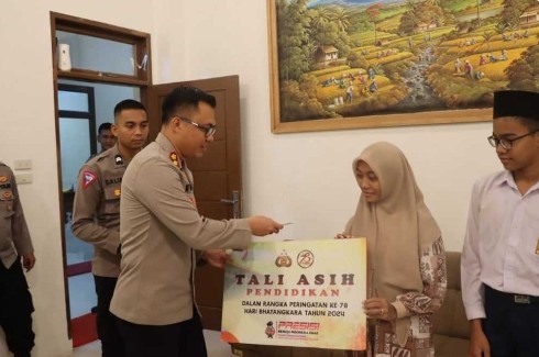 Bhayangkara Ke 78, Polres Aceh Timur Beri Tali Asih Pendidikan Kepada Generasi Muda Berprestasi