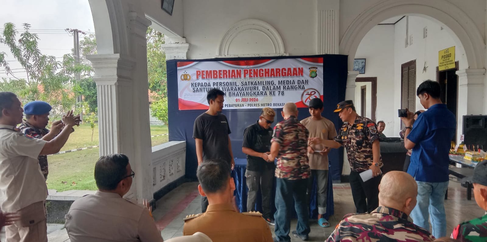 Forkopimcam Pebayuran Bersama FKPPI Merayakan HUT Bhayangkara Yang Ke-78 di Polsek Pebayuran