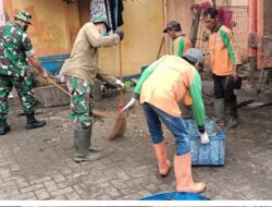 Bersih Saluran Air, Babinsa Koramil Jatinegara Giat Kerja Bakti