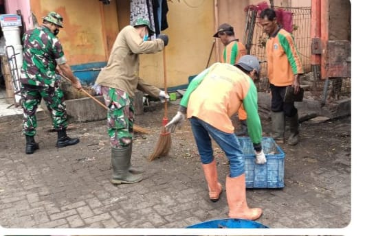 Bersih Saluran Air, Babinsa Koramil Jatinegara Giat Kerja Bakti