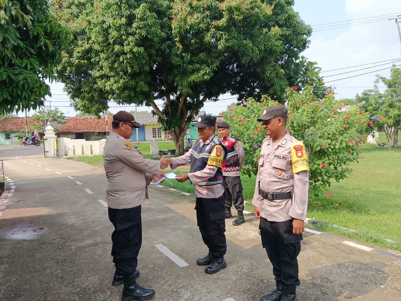 Kapolsek Pebayuran Memberikan Apresiasi Kepada Tiga Anggota Bhabinkamtibmas,Yang Telah Melaksanakan Tugas Dengan Baik 