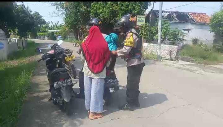 Dengan Sigap!!! Bhabinkamtibmas Polsek Pebayuran Menolong Ibu-ibu Mengalami Kejang-kejang di Jalan Raya 