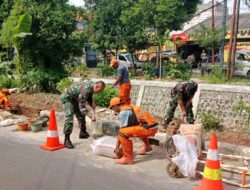 Babinsa Koramil Matraman Bersama PPSU Utan Kayu Utara Perbaiki Sarana Umum