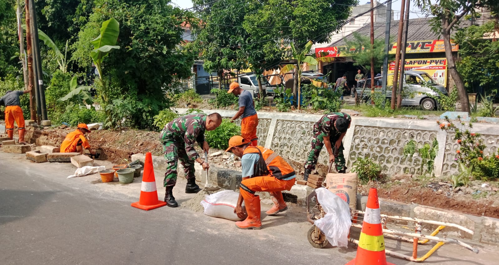 Babinsa Koramil Matraman Bersama PPSU Utan Kayu Utara Perbaiki Sarana Umum