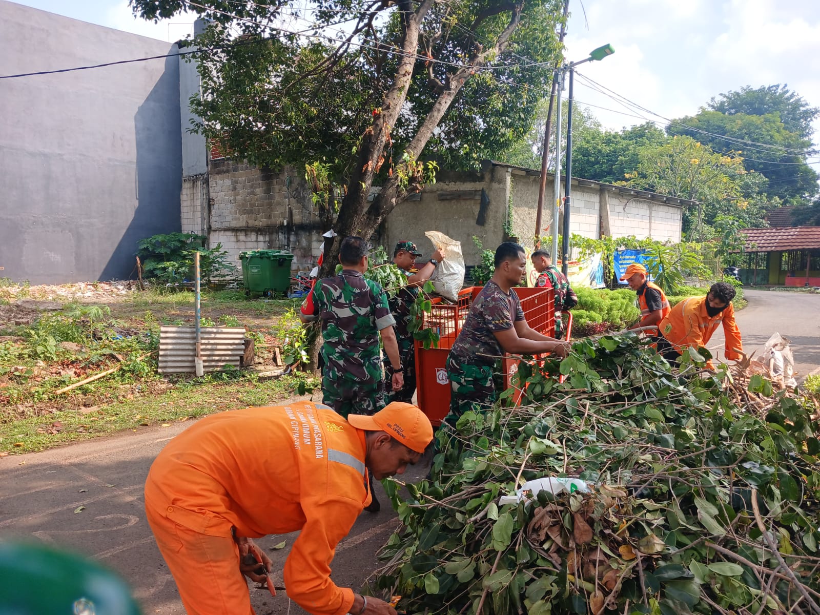 Minggu Bersih, Babinsa Koramil Pulogadung Bersama PPSU dan Warga Saber Sampah Lingkungan